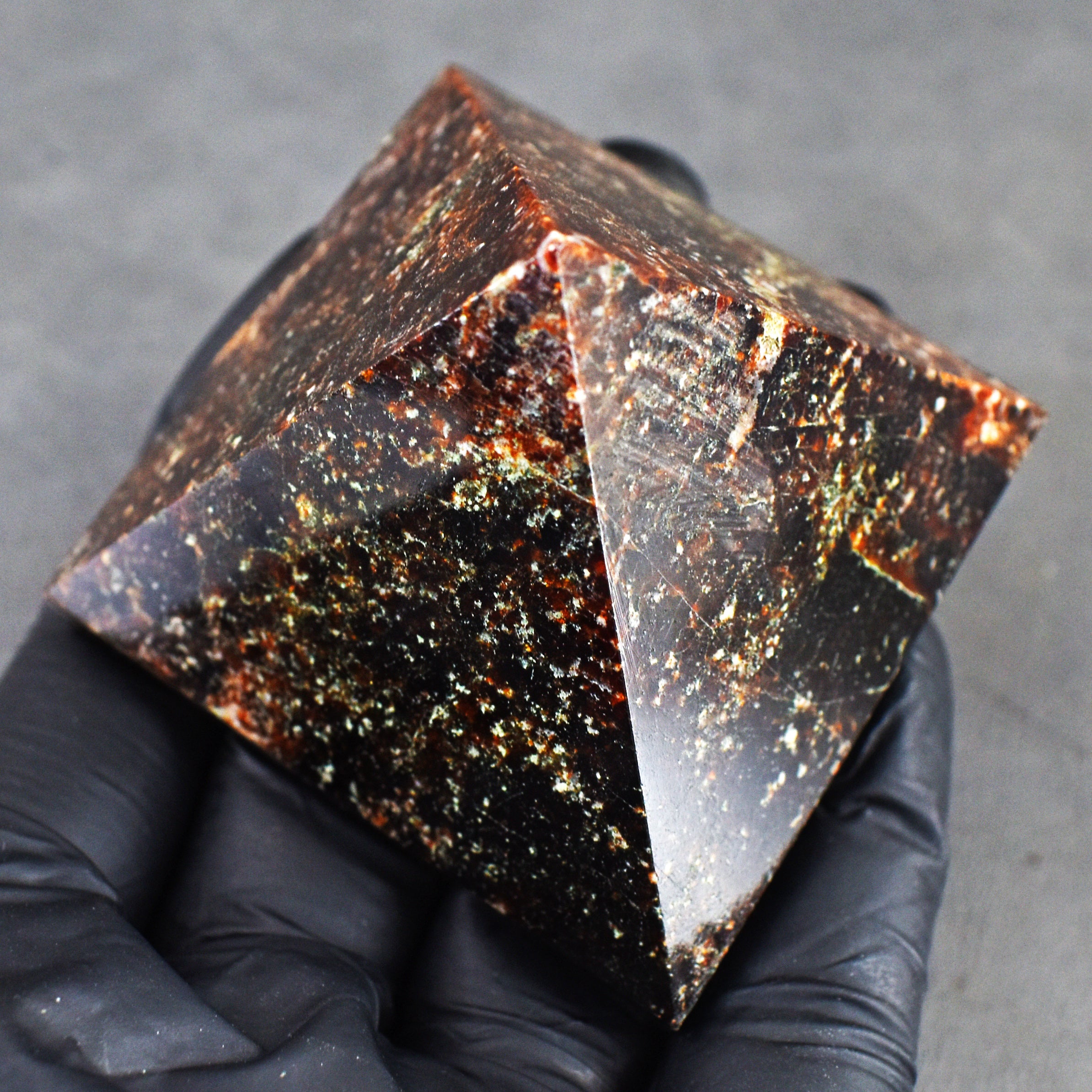 Beautiful 798.00 Cts Genuine Garnet Healing Divine Crystal Specimen Pyramid