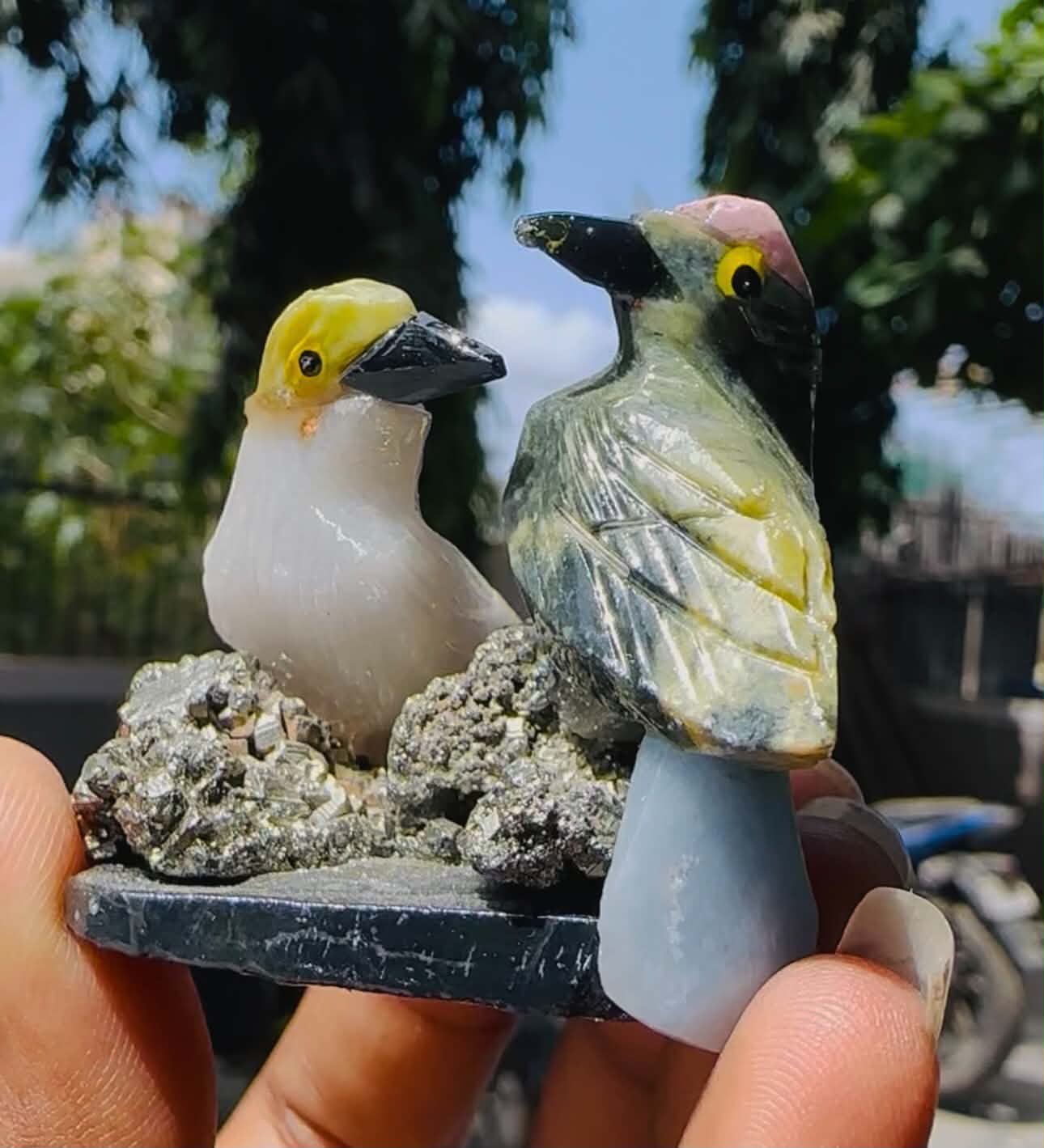 Decent 243.00 Cts Genuine Mini Serpentine & White Agate Carved Love Bird 2026  Collection