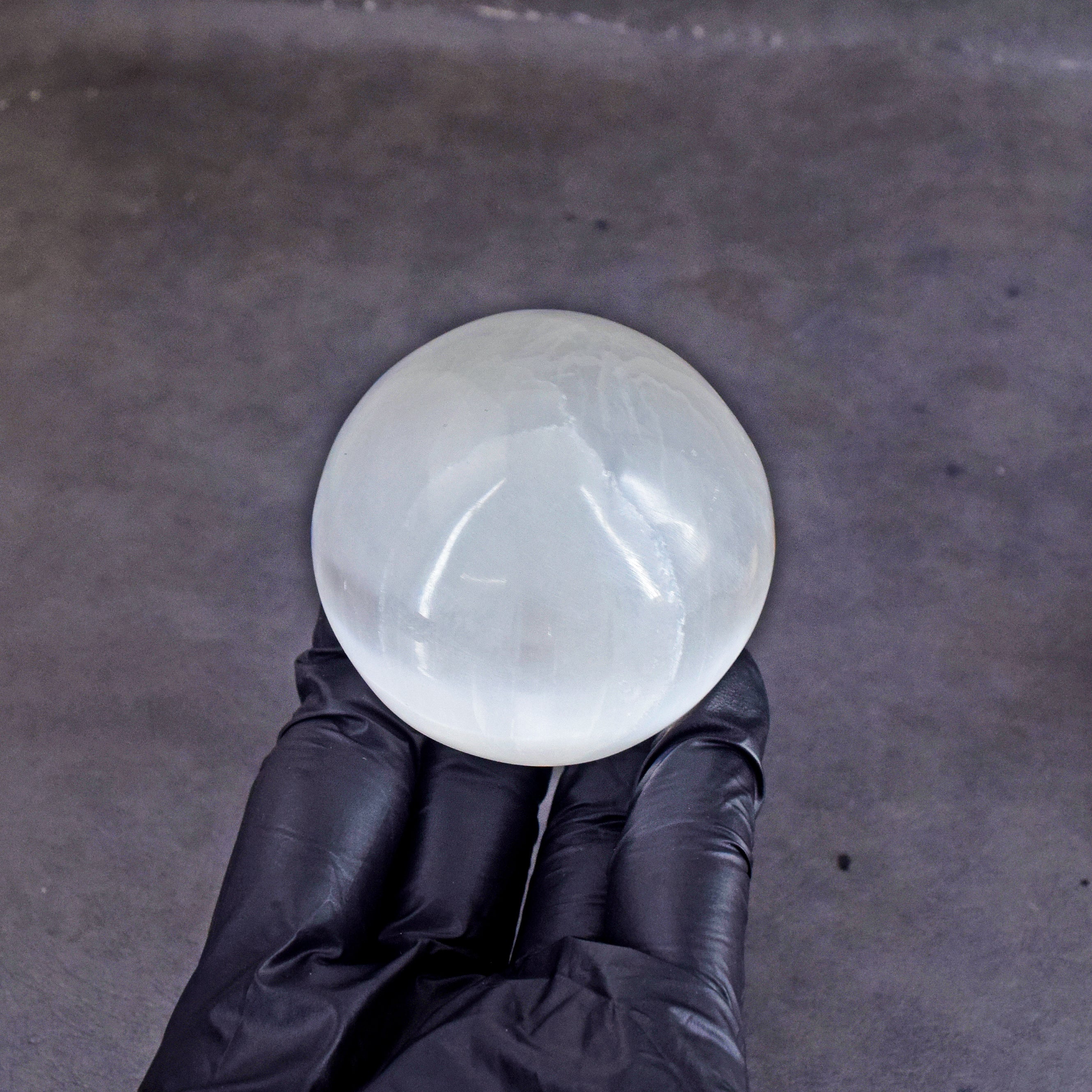 Gorgeous 960.00 Cts Genuine Selenite Hand Carved Crystal Healing Sphere