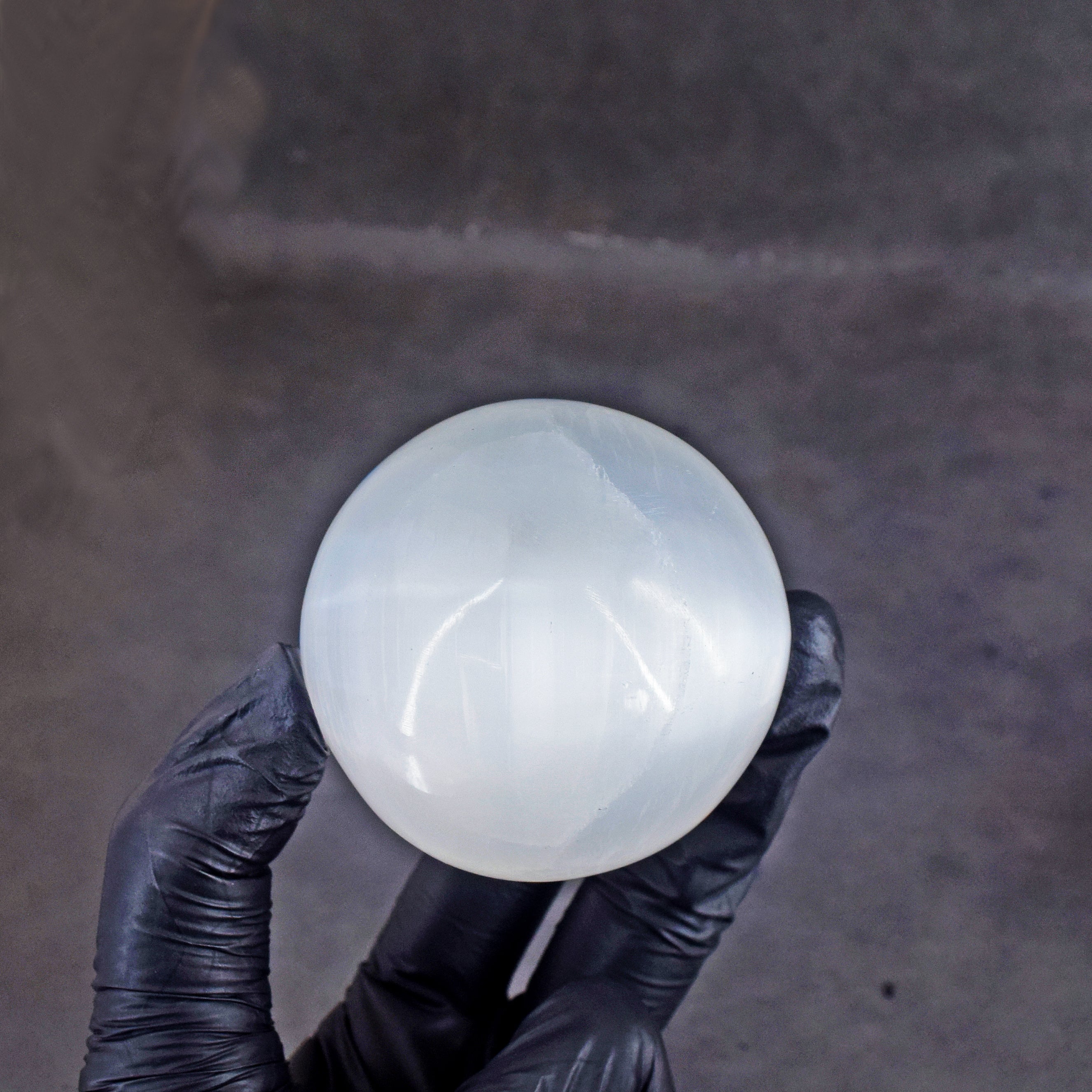 Gorgeous 960.00 Cts Genuine Selenite Hand Carved Crystal Healing Sphere