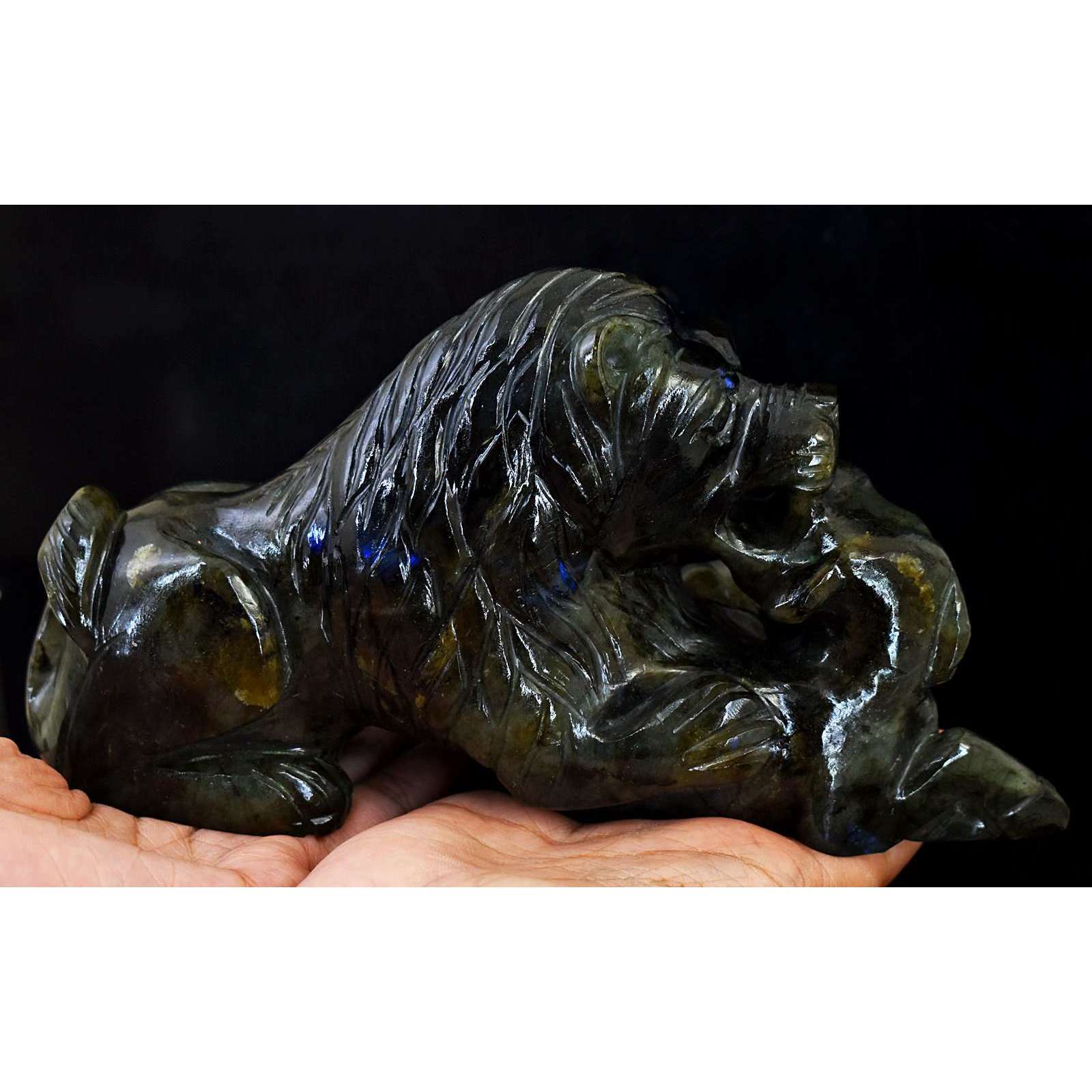 gemsmore:Stunning Blue Flash Labradorite Hand Carved Hunting Lion Crystal Gemstone Carving