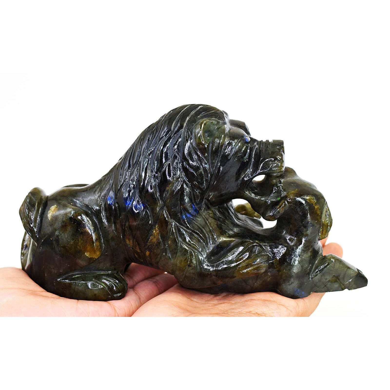 gemsmore:Stunning Blue Flash Labradorite Hand Carved Hunting Lion Crystal Gemstone Carving